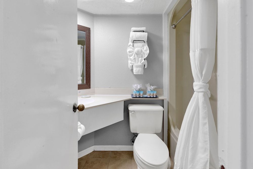 Palms Resort by Hosteeva Signature Condo, 1 Bedroom, Balcony, Oceanfront 9