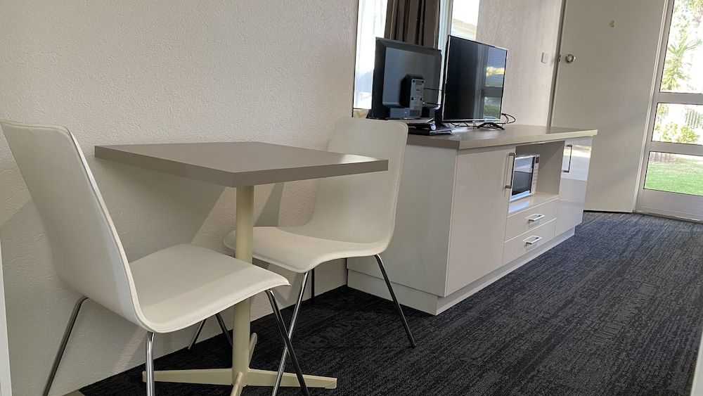 Warrina Motor Inn Wodonga CBD Executive Room, 1 King Bed, Non Smoking, Balcony (3 1/2 Star Delux Room) 18