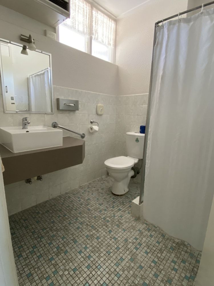 Warrina Motor Inn Wodonga CBD Deluxe Room, Non Smoking, Balcony (3 1/2 Star Delux Room) 12