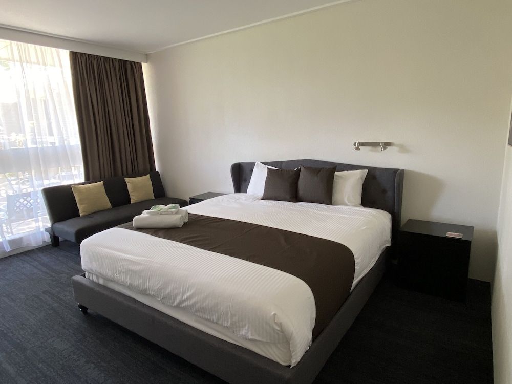 Warrina Motor Inn Wodonga CBD Executive Room, 1 King Bed, Non Smoking, Balcony (3 1/2 Star Delux Room) 7