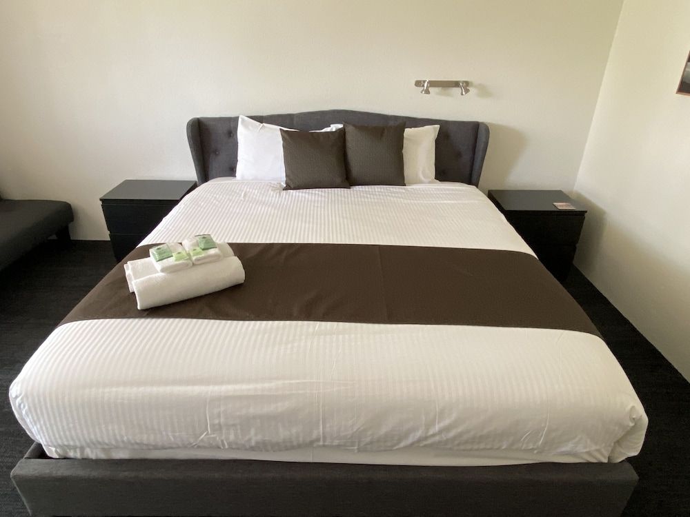 Warrina Motor Inn Wodonga CBD Executive Room, 1 King Bed, Non Smoking, Balcony (3 1/2 Star Delux Room) 4