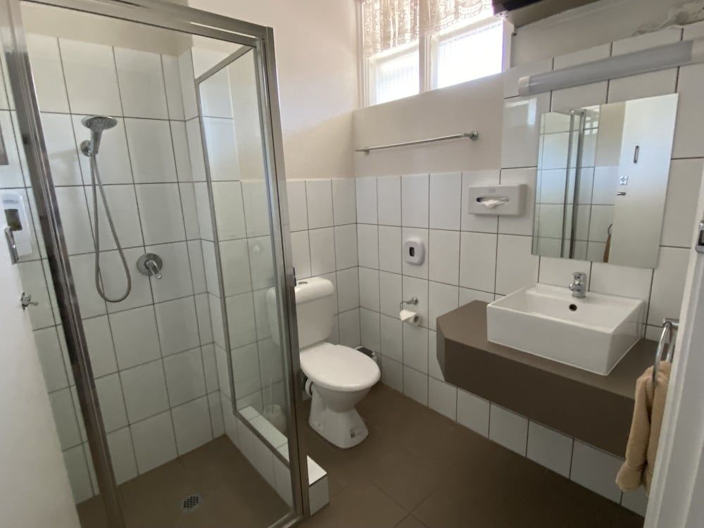 Warrina Motor Inn Wodonga CBD Deluxe Room, Non Smoking, Balcony (3 1/2 Star Delux Room) 9