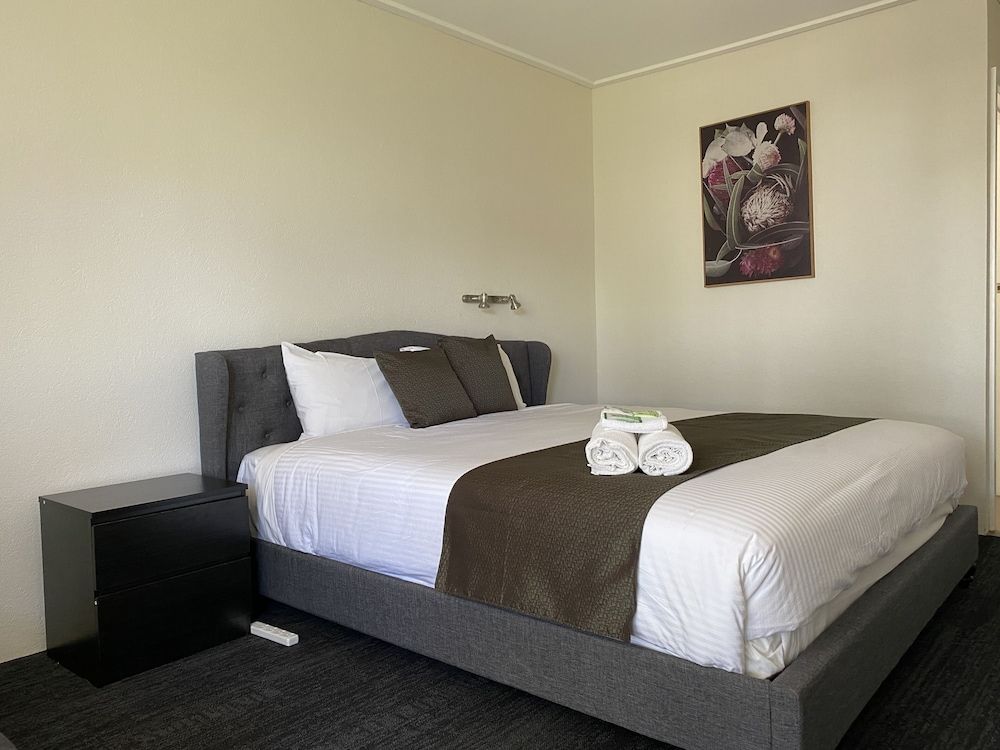 Warrina Motor Inn Wodonga CBD Executive Room, 1 King Bed, Non Smoking, Balcony (3 1/2 Star Delux Room) 5
