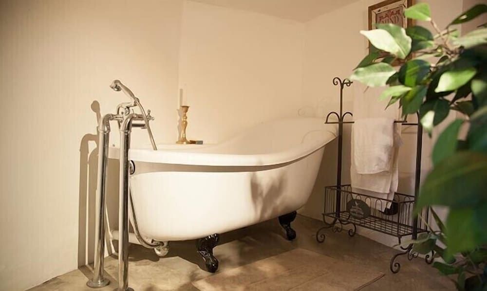 Deep Soaking Bathtub