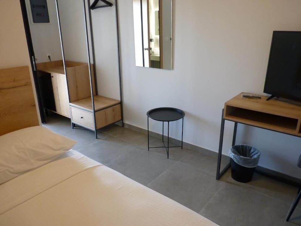 Comfort Suites and Rooms Business Single Room 2