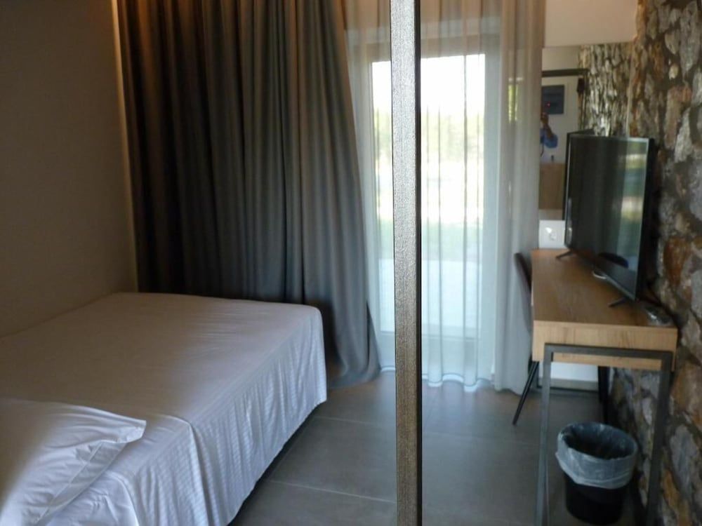 Comfort Suites and Rooms Business Single Room 3