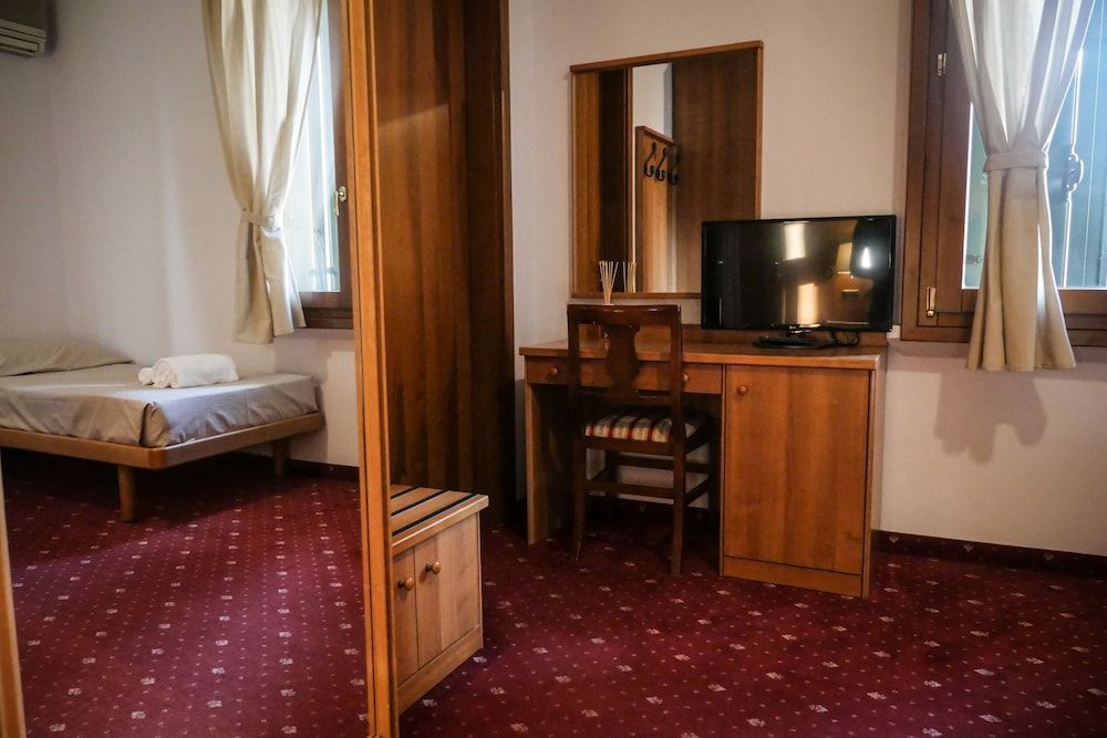 Villanova Hotel Classic Triple Room 11