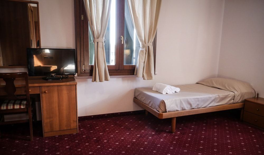 Villanova Hotel Classic Triple Room 3