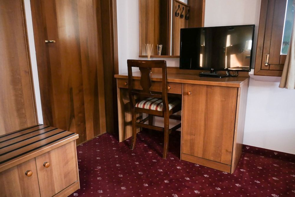 Villanova Hotel Classic Triple Room 12