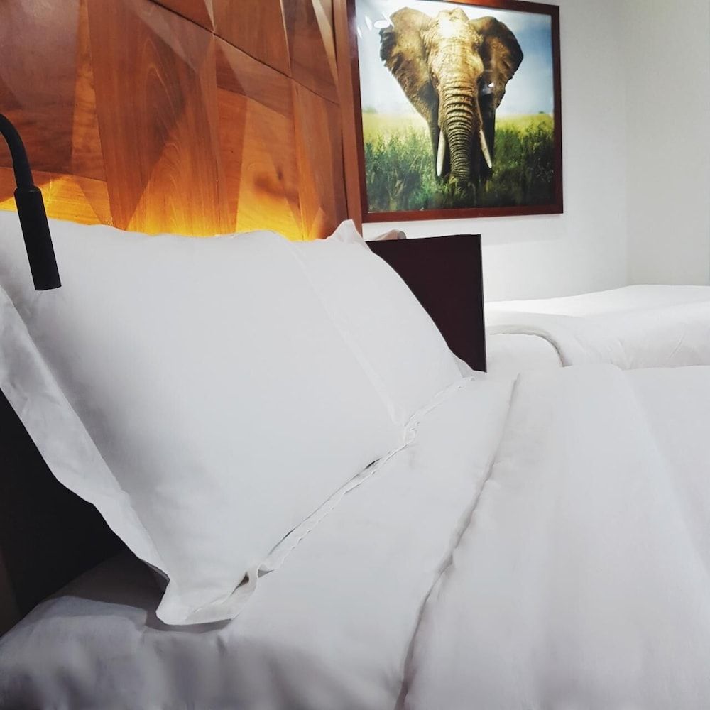 Victorian Hotel Superior Triple Room 6