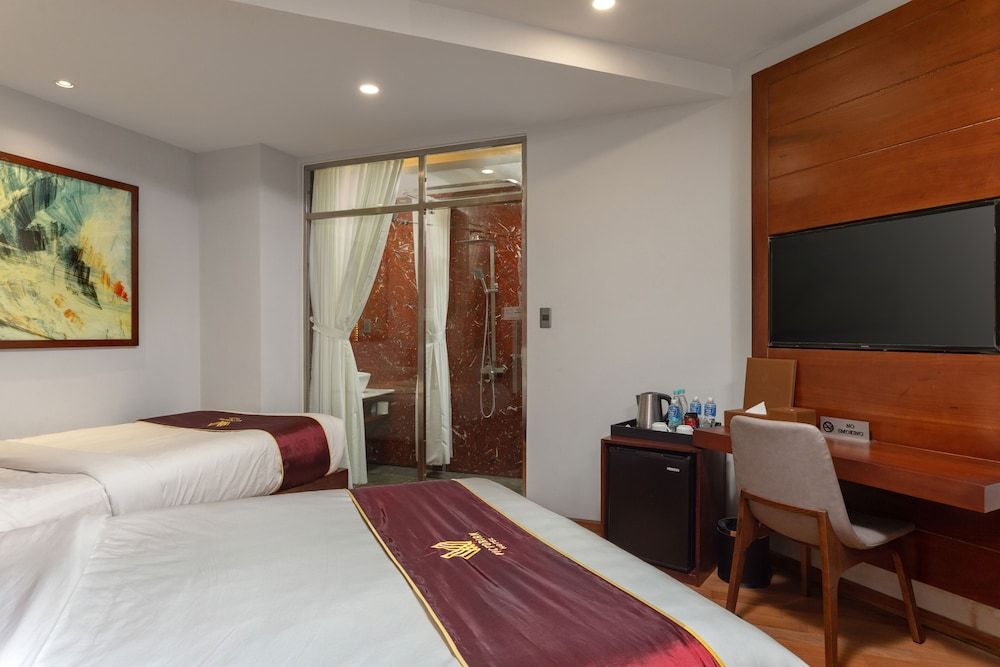 Victorian Hotel Superior Triple Room 2