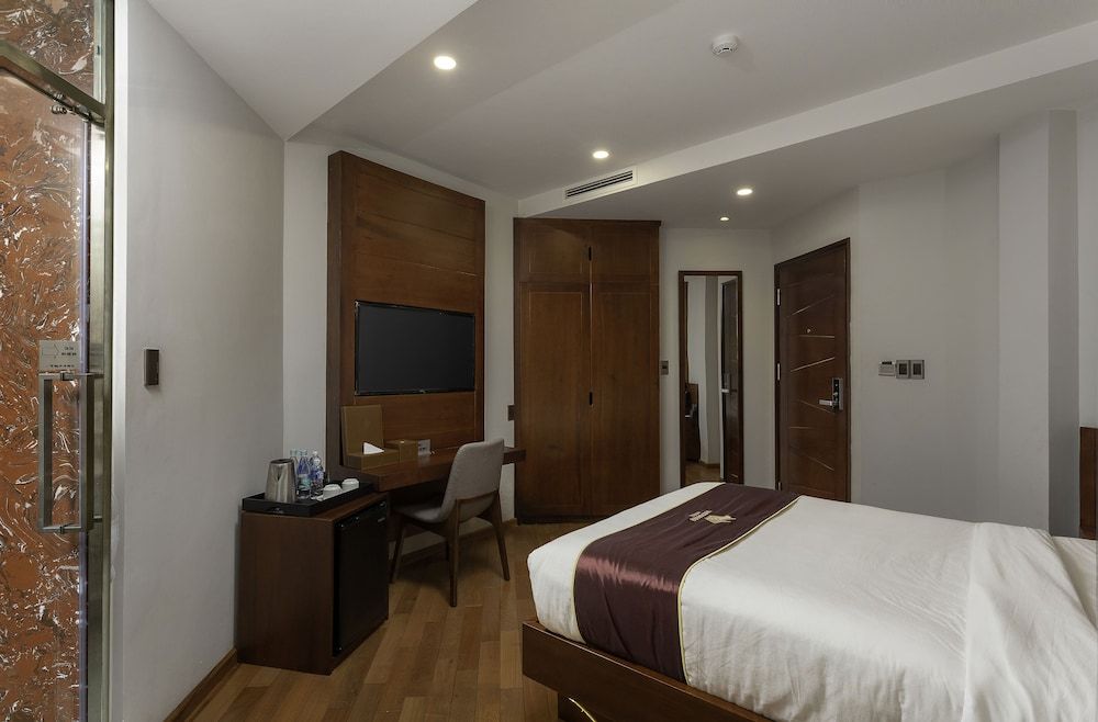 Victorian Hotel Superior Triple Room 4