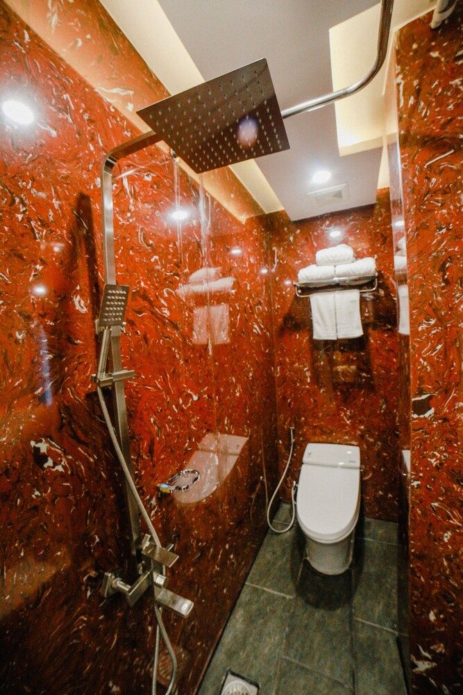 Victorian Hotel Superior Triple Room 10