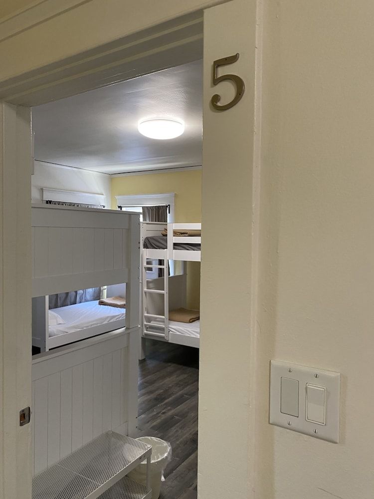 undefined The Wilshire Metro 8