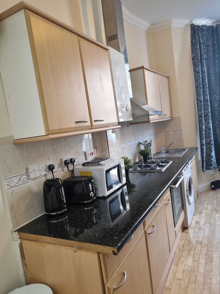 Spacious Centrally Located One Bed Economy Apartment, Private Bathroom 2