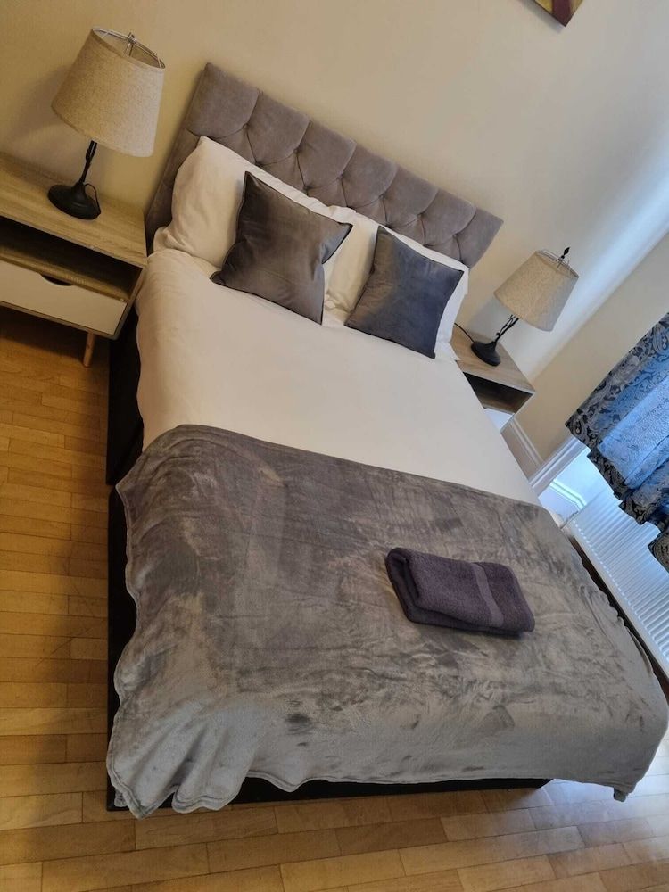 Spacious Centrally Located One Bed Economy Apartment, Private Bathroom 3