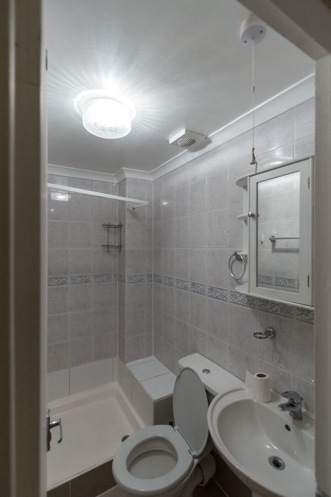 Spacious Centrally Located One Bed Economy Apartment, Private Bathroom 4