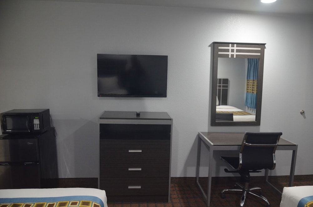 Traveler's Inn Double Room 8