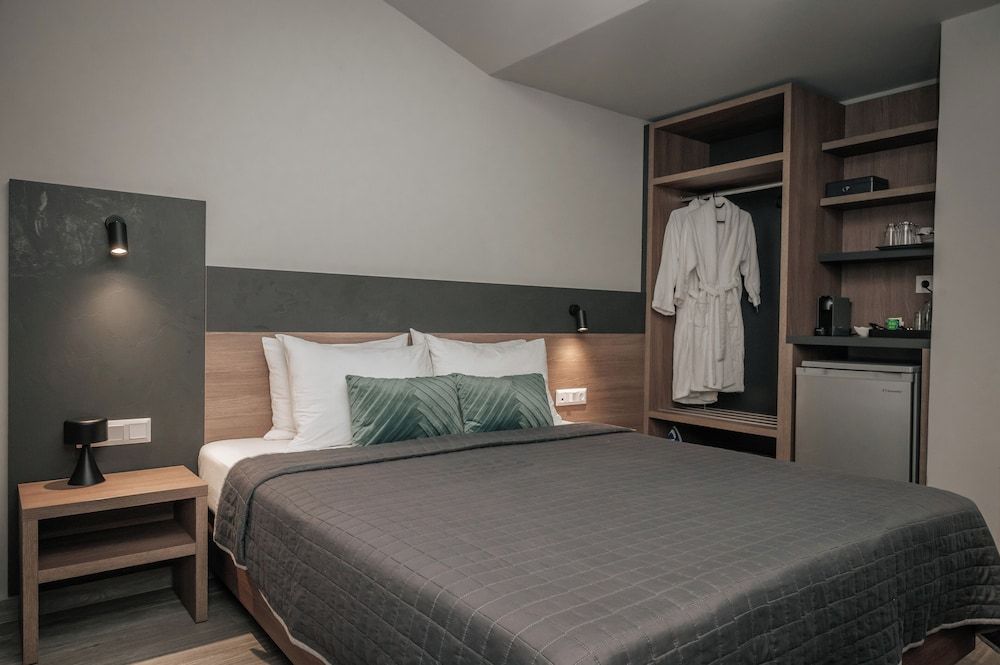 Queen Deluxe Room