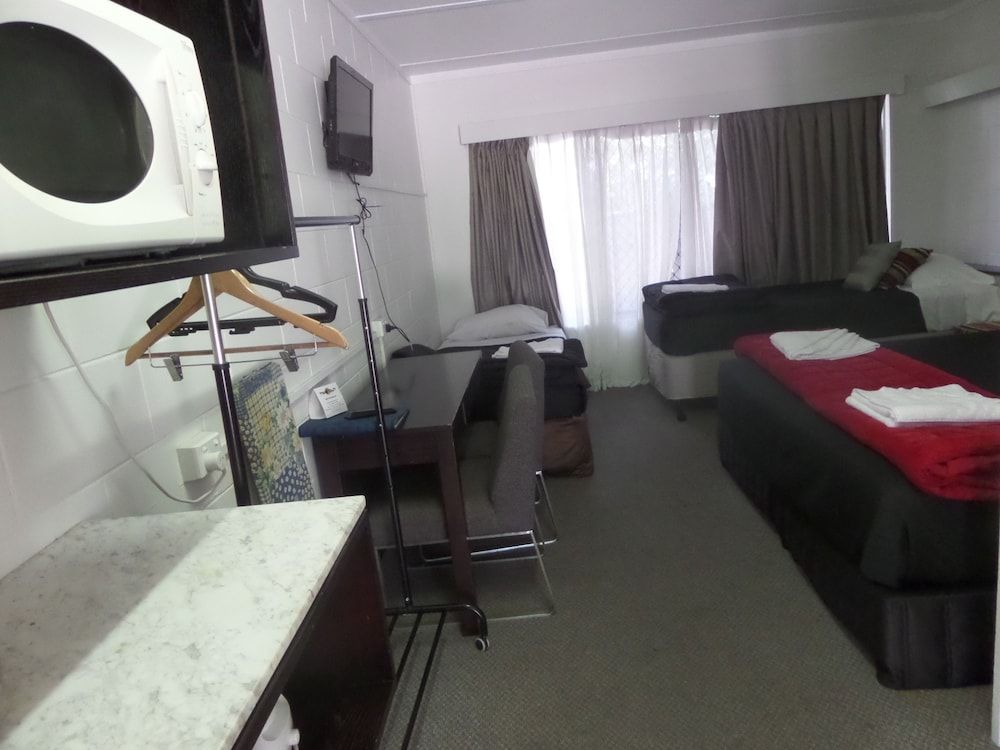 Motel Oasis Standard Suite, 1 Bedroom, Non Smoking, Kitchenette (Large Room) 2
