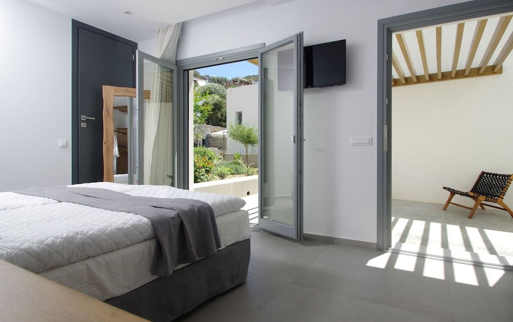Executive Studio Suite, 1 King Bed, Garden View