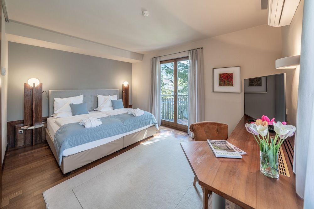 Suite, Balcony