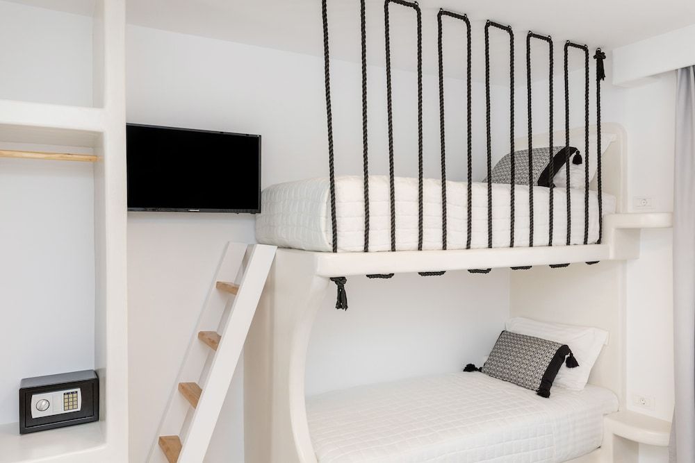 Alenor City Hotel Grand Quadruple Room 8