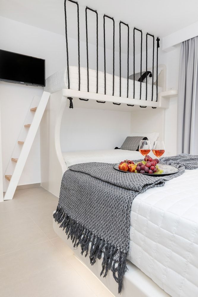 Alenor City Hotel Grand Quadruple Room