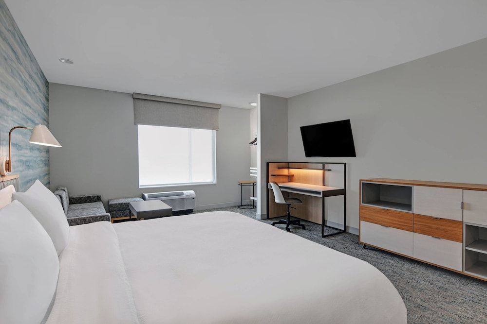 Studio, 1 King Bed with Sofa bed (Mobility/Hearing Accessible, Tub)