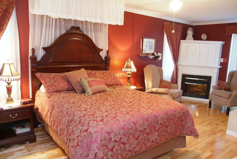 Cote's Bed & Breakfast Inn The Raspberry Room