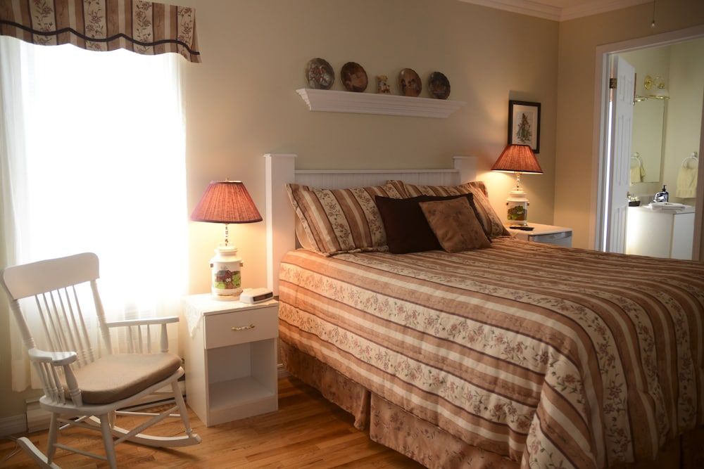 Cote's Bed & Breakfast Inn The Yellow Room
