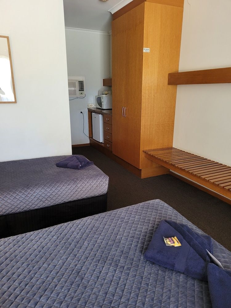 Glynlea Motel Twin Room 7