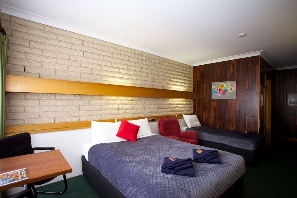 Glynlea Motel Twin Room 4