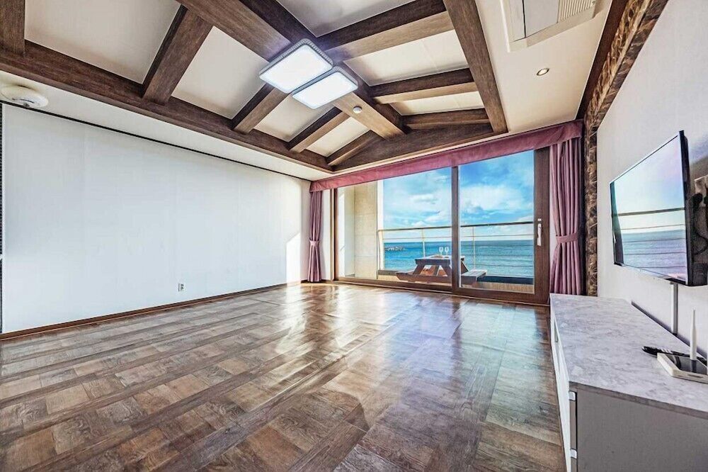 Sea Island Pension Room (506) 5