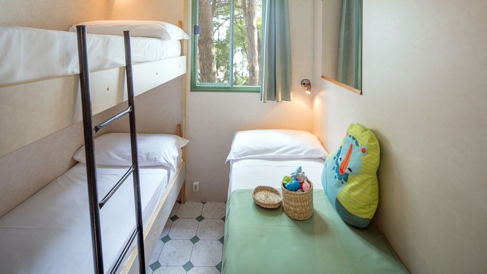 Basic Mobile Home (3 Adults + 2 Children)