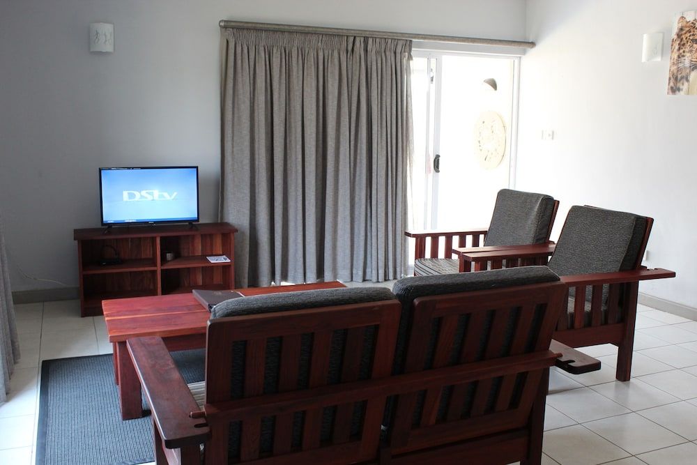 Tlou Safari Lodge Family Chalet, 2 Bedrooms 8