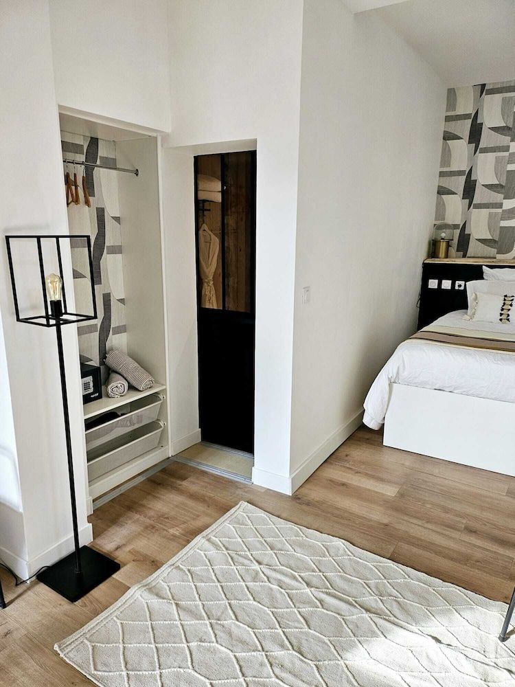 City Apartment, Private Bathroom, Pool View (Suite Curieuse)