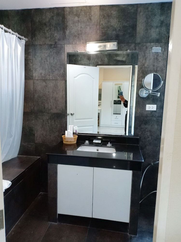 V Verve Service Apartment Hotel Pool Suite 8