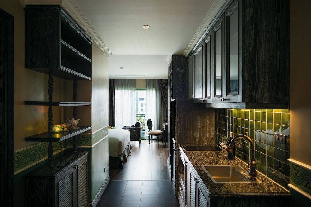 Smarana Hanoi Heritage - Hotel and Retreats Premium Suite, 1 King Bed, Bathtub, City View 6