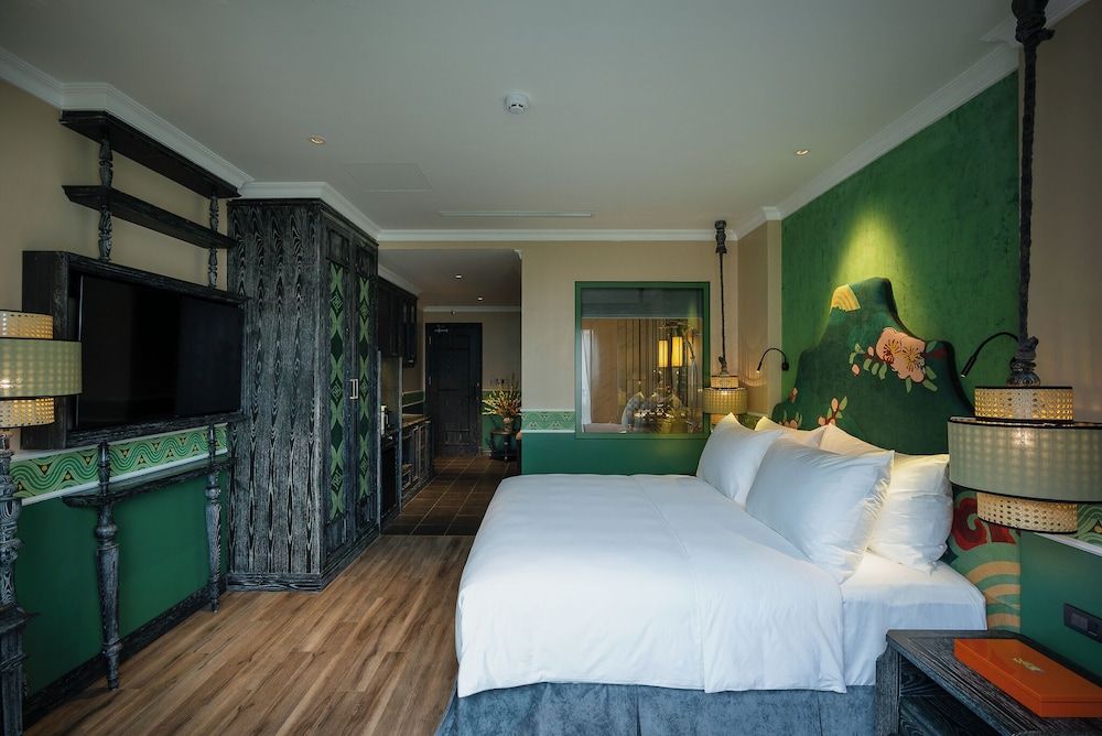 Smarana Hanoi Heritage - Hotel and Retreats Premium Suite, 1 King Bed, Bathtub, City View 14