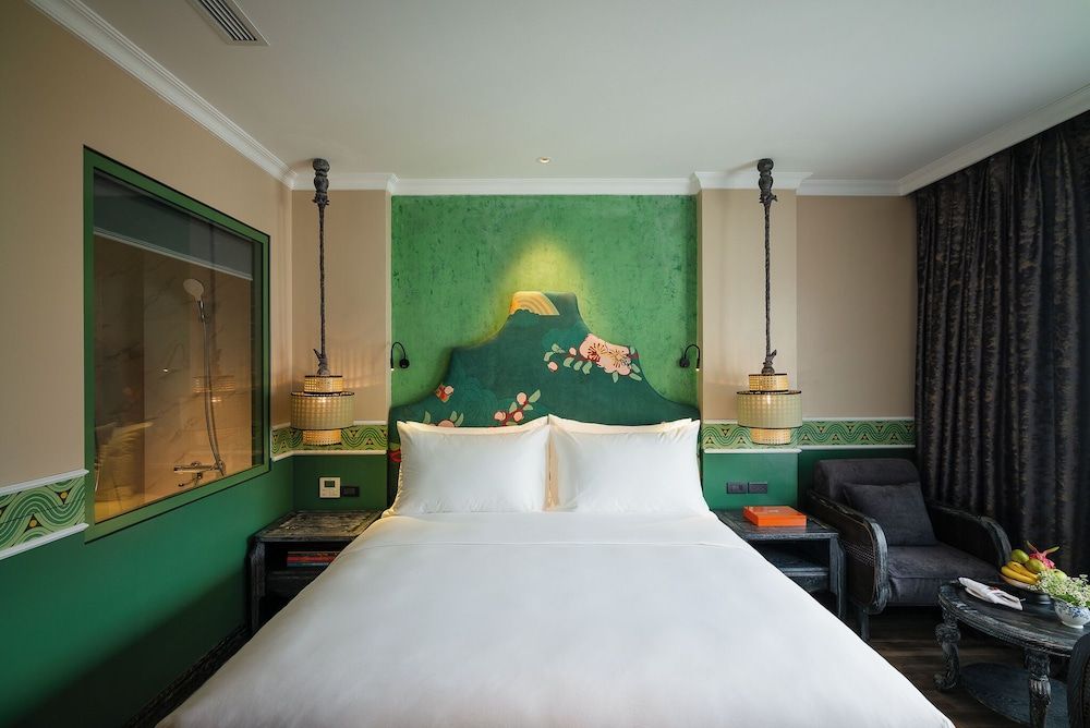 Smarana Hanoi Heritage - Hotel and Retreats Premium Suite, 1 King Bed, Bathtub, City View 3