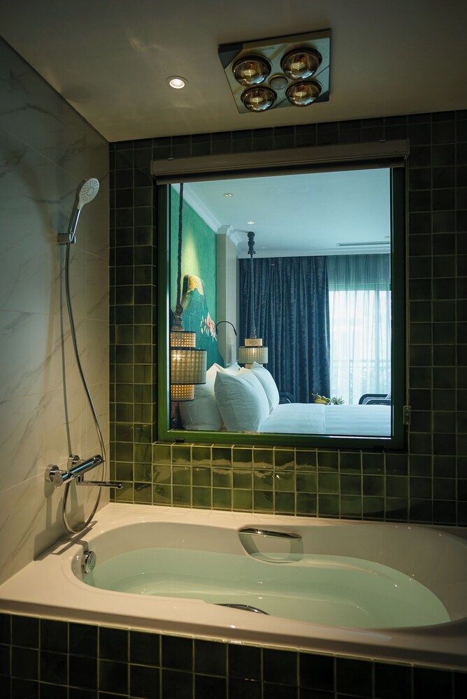 Smarana Hanoi Heritage - Hotel and Retreats Premium Suite, 1 King Bed, Bathtub, City View 15