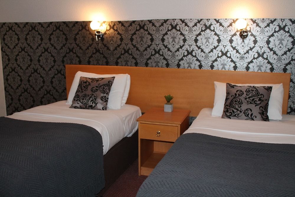 Abbey House Hotel Deluxe Twin Room 2