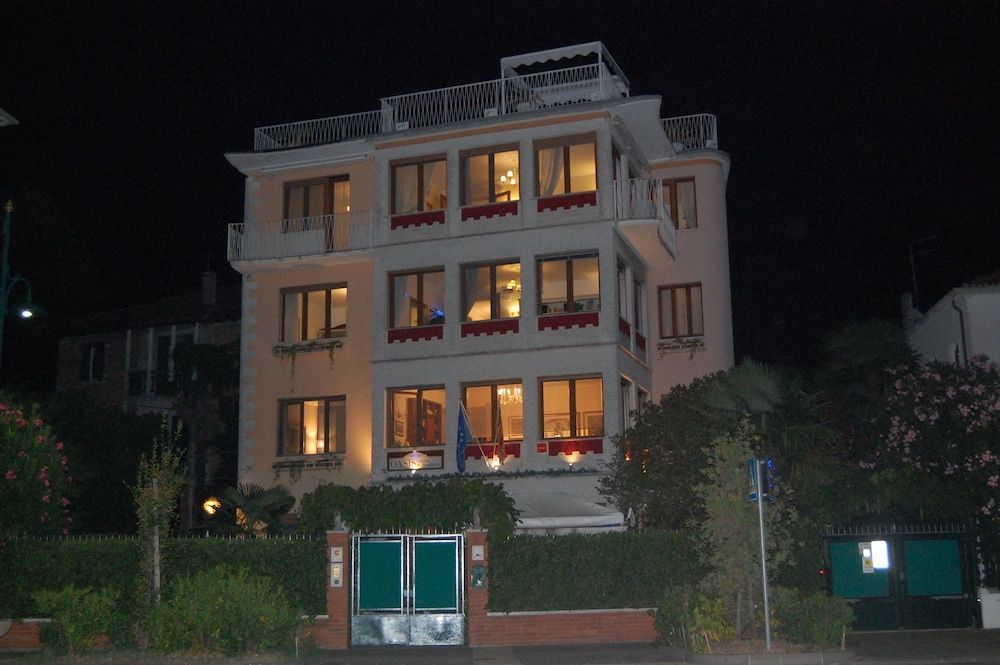 undefined Oasis Golden Lagoon Chalet 5