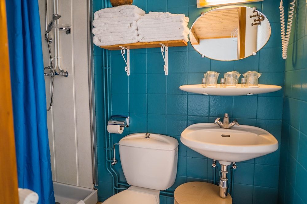 Au Vieux Moulin Twin room, shower 7