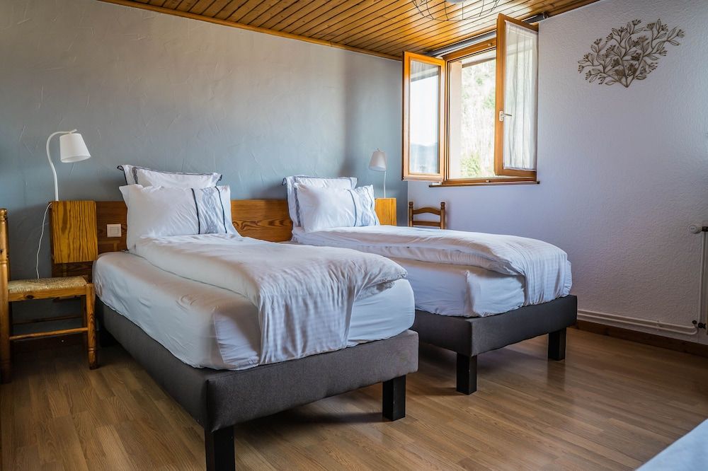 Au Vieux Moulin Twin room, shower 6