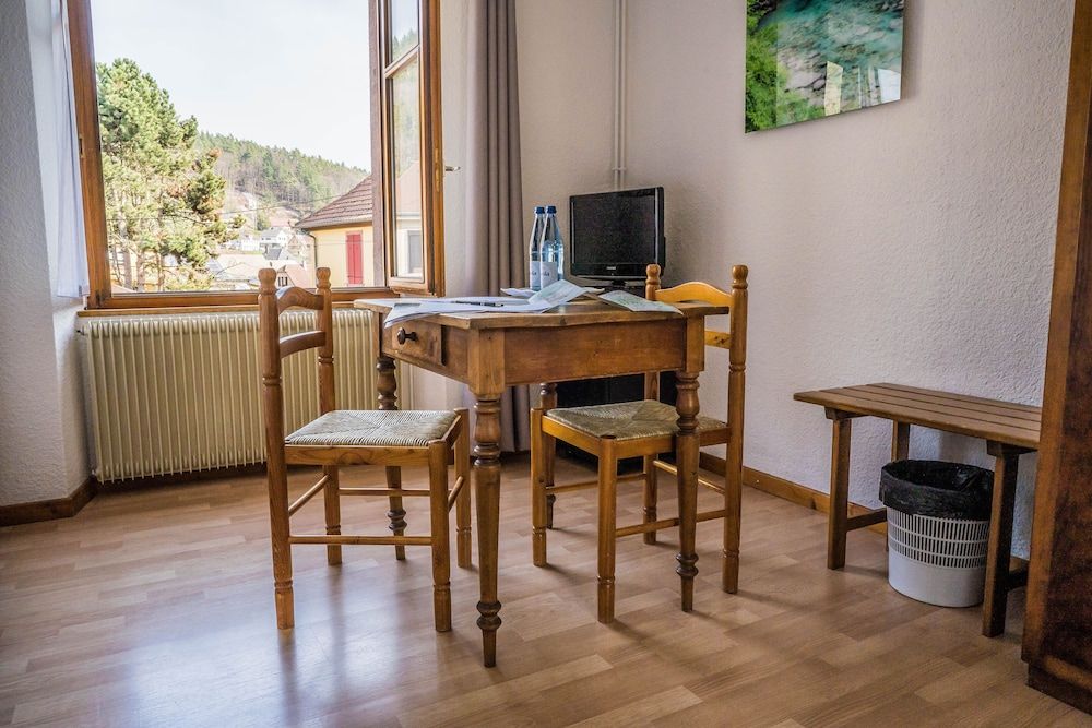 Au Vieux Moulin Twin room, shower 8