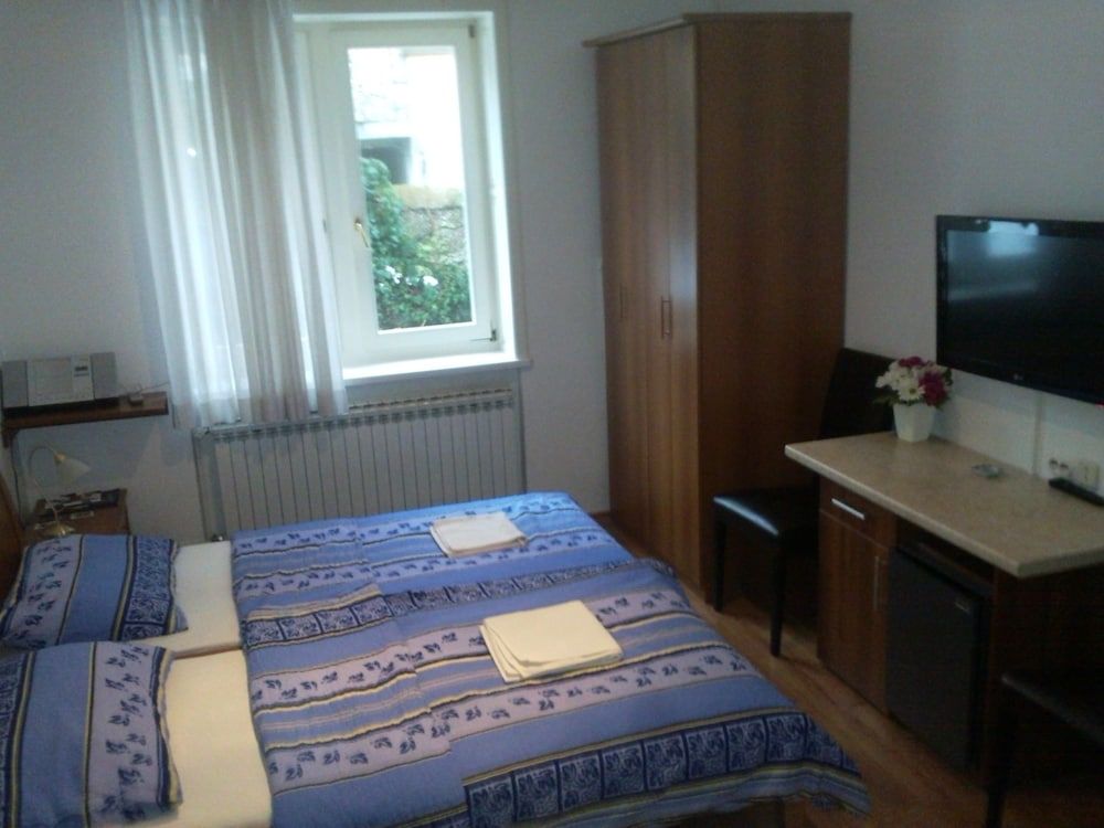 Angela Classic Rooms Family Studio Suite, Kitchen, Garden View 3