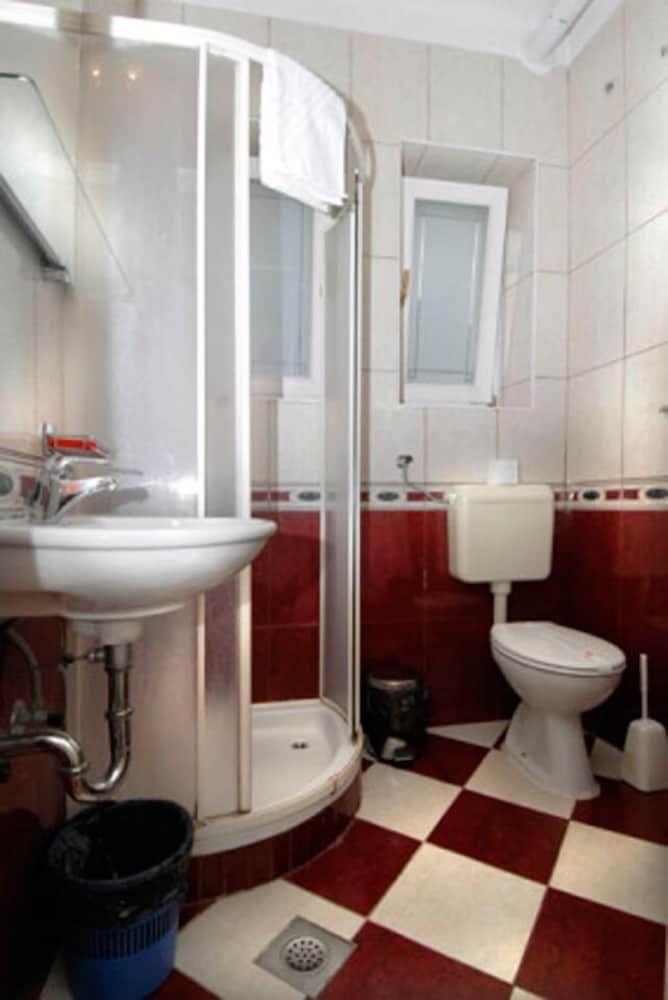 Angela Classic Rooms Family Studio Suite, Kitchen, Garden View 6