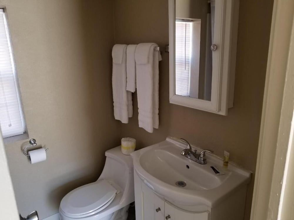 Best Inn Motel Standard Single King Bed 4